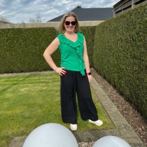 groene top met strik