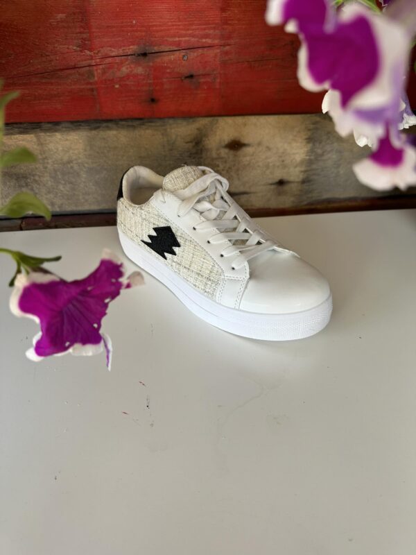 witte sneaker bliksem