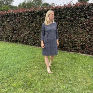 donkerblauw kleed wit motief