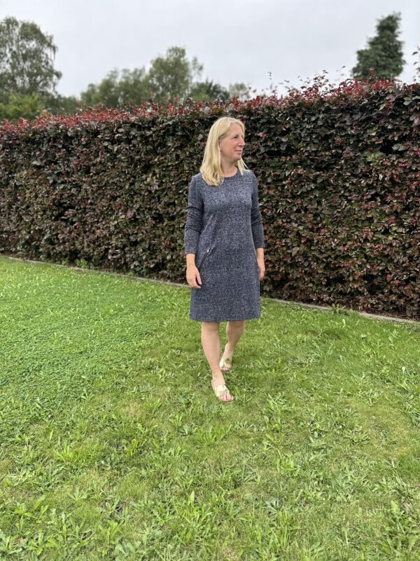 donkerblauw kleed wit motief